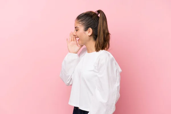 Joven Morena Sobre Fondo Rosa Aislado Gritando Con Boca Abierta — Foto de Stock