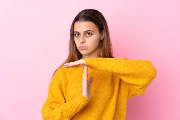 Ragazza Adolescente Con Maglione Giallo Sfondo Rosa Isolato Facendo Tempo — Foto Stock