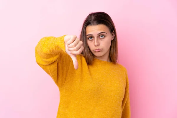 Teenager Κορίτσι Κίτρινο Πουλόβερ Πάνω Από Απομονωμένο Ροζ Φόντο Δείχνει — Φωτογραφία Αρχείου