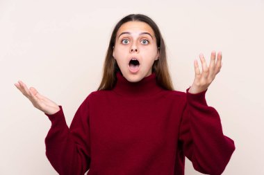 Yüzü şaşırmış, izole edilmiş genç bir kız.