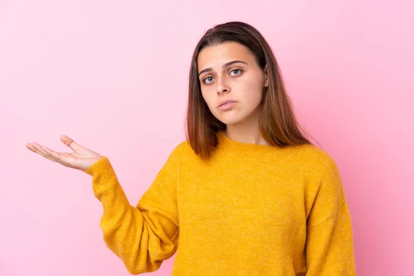 Tonåring Flicka Med Gul Tröja Över Isolerad Rosa Bakgrund Gör — Stockfoto