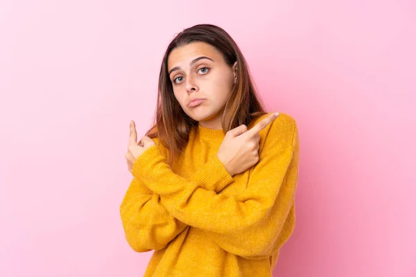 Teenager Κορίτσι Κίτρινο Πουλόβερ Πάνω Από Απομονωμένο Ροζ Φόντο Που — Φωτογραφία Αρχείου