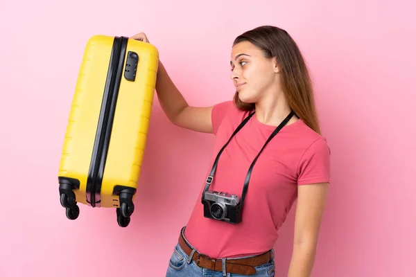 Teenager Cestovatel Dívka Drží Kufr Nad Izolované Růžové Pozadí Veselým — Stock fotografie