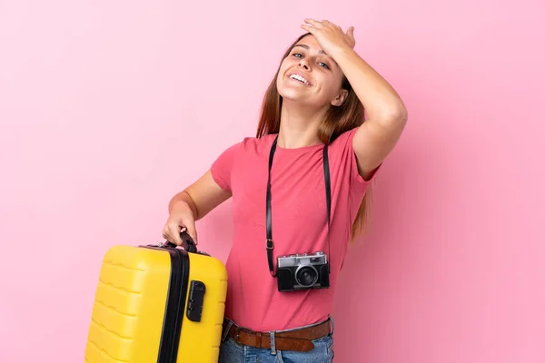 Teenager Cestovatel Dívka Drží Kufr Nad Izolované Růžové Pozadí Uvědomil — Stock fotografie