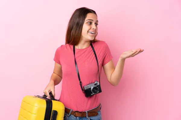 Teenager Cestovatel Dívka Drží Kufr Nad Izolované Růžové Pozadí Překvapivým — Stock fotografie