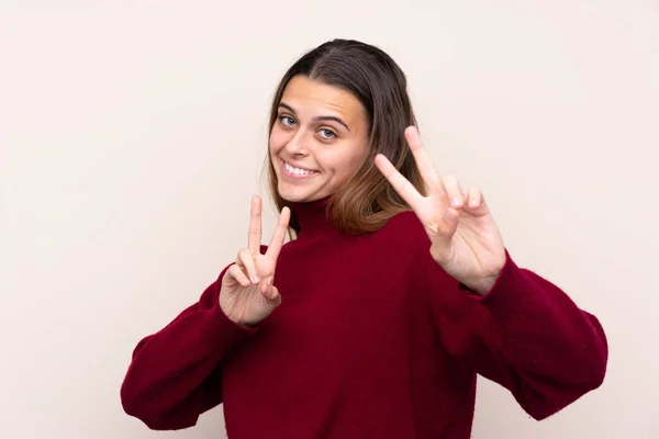 Ragazza Adolescente Sfondo Isolato Sorridente Mostrando Segno Vittoria — Foto Stock