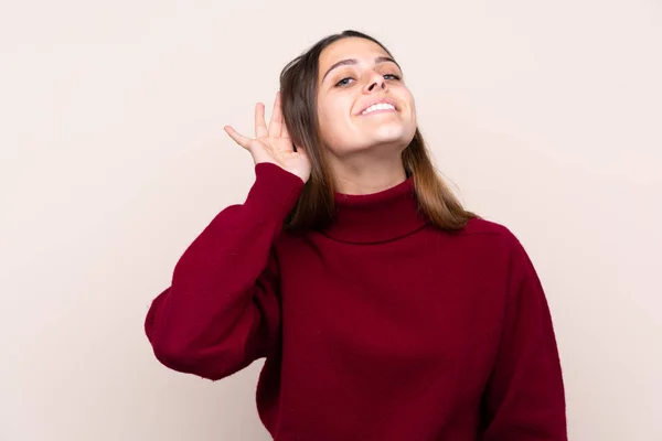 Ragazza Adolescente Sfondo Isolato Ascoltando Qualcosa — Foto Stock