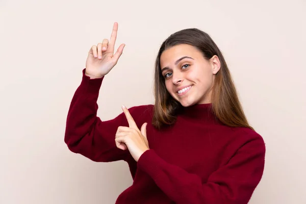 Adolescente Chica Sobre Aislado Fondo Señalando Con Dedo Índice Una — Foto de Stock