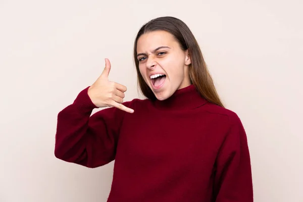 Adolescente Chica Sobre Aislado Fondo Haciendo Gesto Teléfono — Foto de Stock