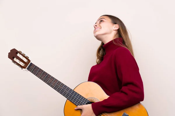 Teenager Lány Gitár Felett Elszigetelt Háttér Felnéz Miközben Mosolyog — Stock Fotó