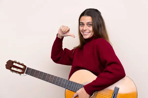 Tiener Meisje Met Gitaar Geïsoleerde Achtergrond Trots Zelfvoldaan — Stockfoto