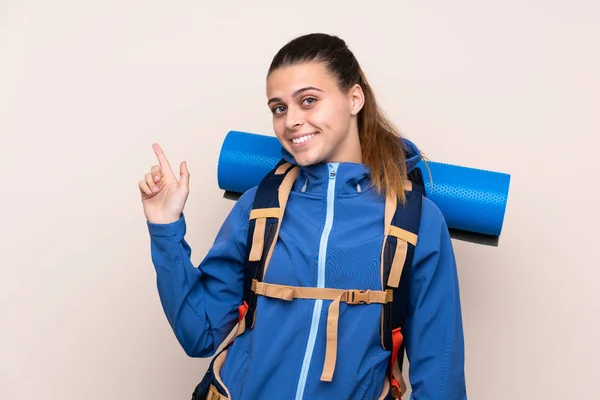 Joven Montañista Con Una Gran Mochila Sobre Fondo Aislado Apuntando —  Fotos de Stock