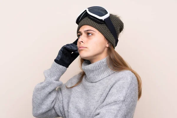 Niña Esquiadora Adolescente Con Gafas Snowboard Sobre Fondo Aislado Que —  Fotos de Stock