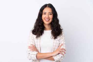 Karma ırk kadını, izole edilmiş beyaz arka planda kollarını ön konumda tutuyor.