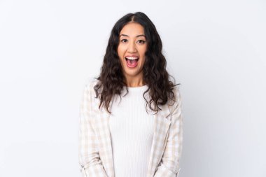 Soyutlanmış beyaz arka planda melez bir kadın ve şaşırtıcı bir yüz ifadesi.