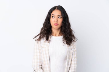 Soyutlanmış beyaz arka planda melez bir kadın şüpheli hareketler yapıyor.