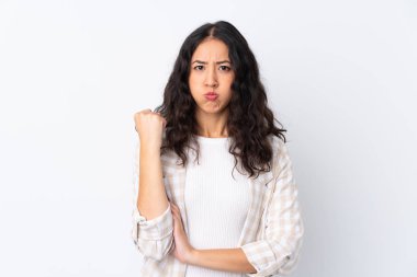 Karmaşık ırk kadını, soyutlanmış beyaz arka planda kızgın bir hareketle