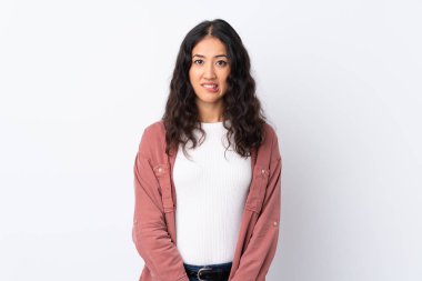 İspanyol Çinli kadın izole edilmiş beyaz arka planda kuşkuları ve kafa karıştırıcı yüz ifadesi var.