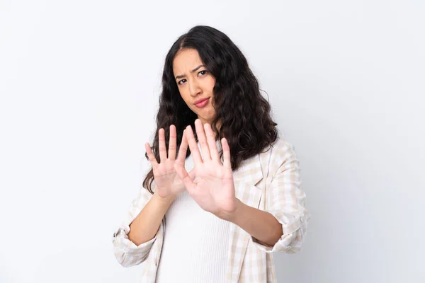 Donna Razza Mista Isolato Sfondo Bianco Nervoso Allungamento Delle Mani — Foto Stock