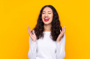 Karışık ırk kadını, izole edilmiş sarı arka plan gülüşü.