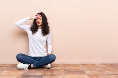 Yorgun ve hasta ifade ile katta oturan genç kadın