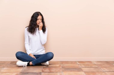 Yerde oturan genç kadın şüpheleri var