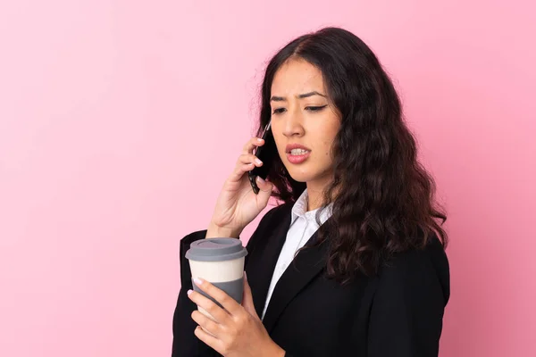 Mista donna d'affari corsa in possesso di caffè da portare via e parlare — Foto Stock
