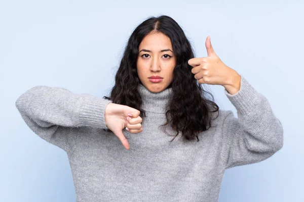 Mulher Chinesa Espanhola Sobre Fundo Azul Isolado Fazendo Bom Mau — Fotografia de Stock