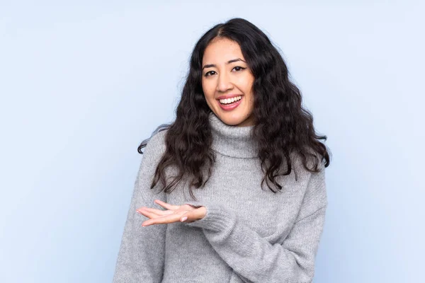 Spaanse Chinese Vrouw Geïsoleerde Blauwe Achtergrond Presenteren Van Een Idee — Stockfoto