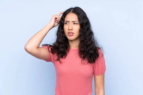 Mulher Raça Mista Vestindo Uma Camisola Sobre Fundo Azul Isolado — Fotografia de Stock