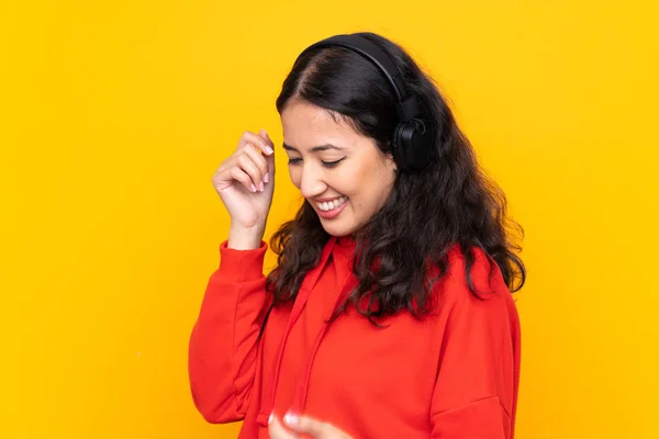 Donna Razza Mista Indossa Una Felpa Rossa Ascoltando Musica Ballando — Foto Stock