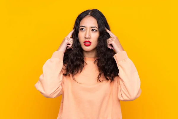 Mujer Española China Sobre Fondo Amarillo Aislado Que Tiene Dudas —  Fotos de Stock