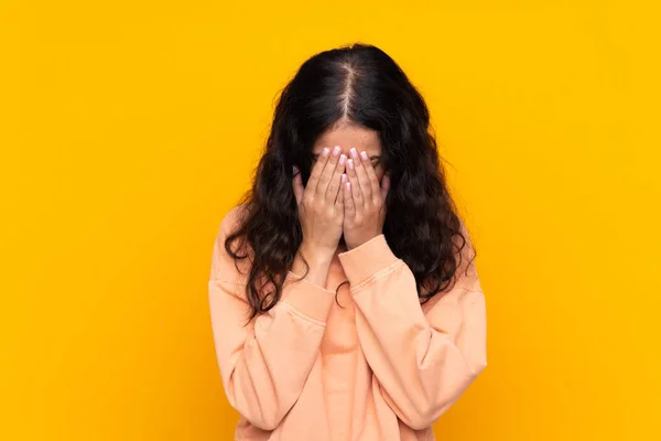 Mujer Española China Sobre Fondo Amarillo Aislado Con Expresión Cansada —  Fotos de Stock