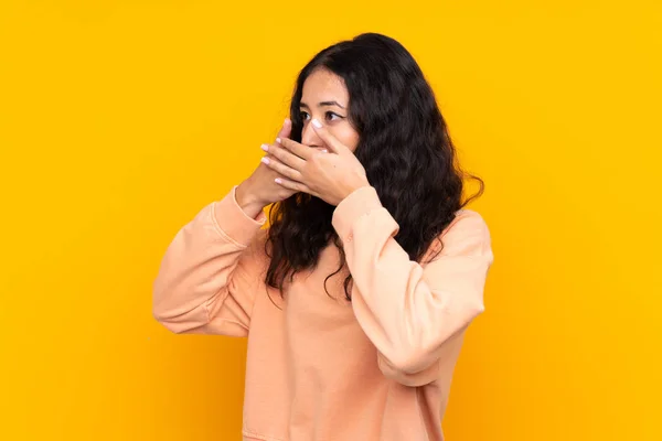 Spagnolo Donna Cinese Isolato Sfondo Giallo Che Copre Bocca Guardando — Foto Stock