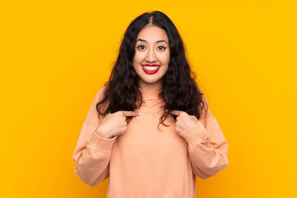 Mulher Chinesa Espanhola Sobre Fundo Amarelo Isolado Com Expressão Facial — Fotografia de Stock