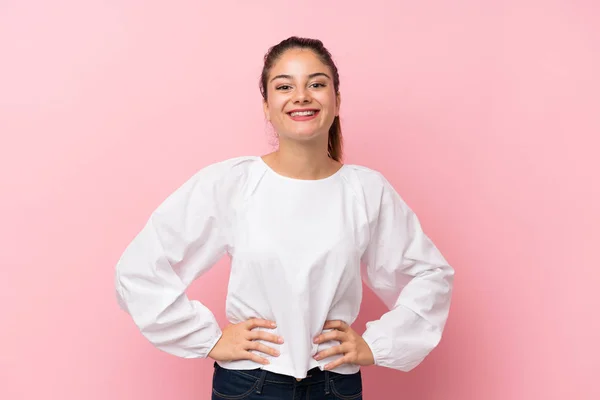 Joven Morena Sobre Fondo Rosa Aislado Posando Con Los Brazos — Foto de Stock