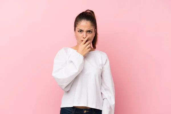 Junges Brünettes Mädchen Über Isoliertem Rosa Hintergrund Überrascht Und Schockiert — Stockfoto