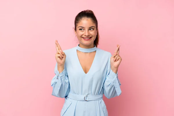 Chica Morena Joven Sobre Fondo Rosa Aislado Con Los Dedos —  Fotos de Stock