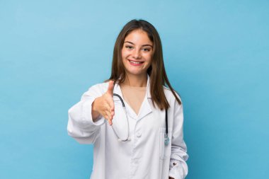 Genç esmer kız, doktor önlüğüyle izole edilmiş mavi bir geçmişi var ve bir anlaşma yapıyor.