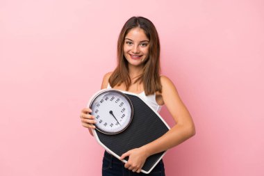 Tecrit edilmiş genç esmer kız