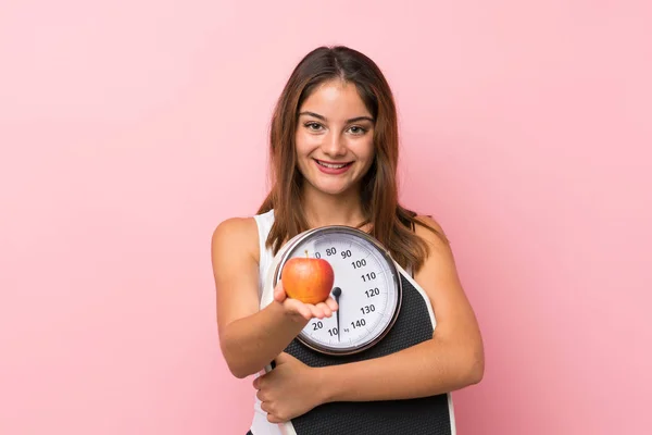 Ung söt flicka med våg maskin och med ett äpple över i — Stockfoto