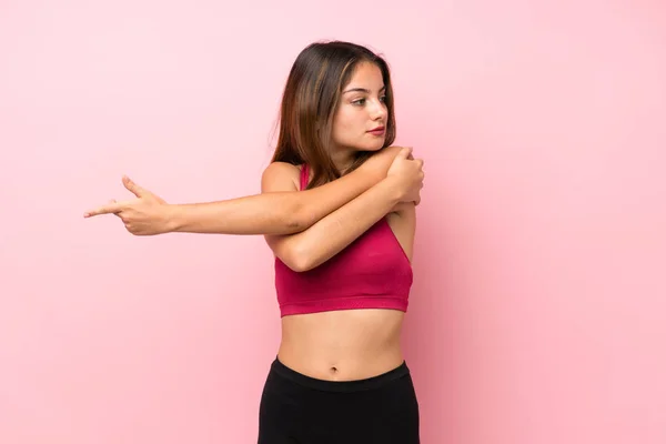 Ung Sport Flicka Över Isolerad Rosa Bakgrund Stretching Arm — Stockfoto