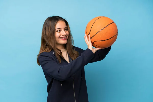Chica Morena Joven Sobre Fondo Azul Aislado Con Bola Baloncesto — Foto de Stock