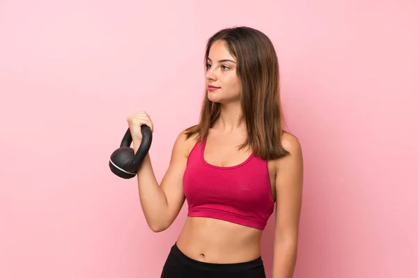 Fiatal Sport Lány Felett Elszigetelt Rózsaszín Háttér Hogy Súlyemelés Kettlebell — Stock Fotó