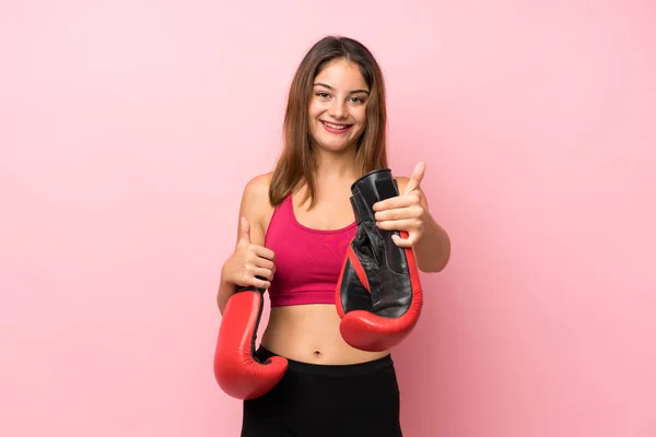年轻的女运动员 戴着拳击手套 背对着孤立的粉色背景 — 图库照片