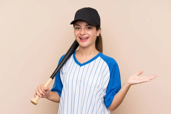 Chica Joven Jugando Béisbol Sobre Fondo Aislado Con Expresión Facial — Foto de Stock