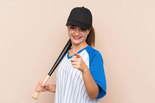 Mladá Dívka Hraje Baseball Přes Izolované Pozadí Ukazuje Prstem Vás — Stock fotografie