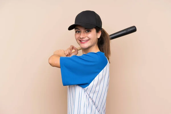 Chica joven jugando béisbol sobre fondo aislado — Foto de Stock