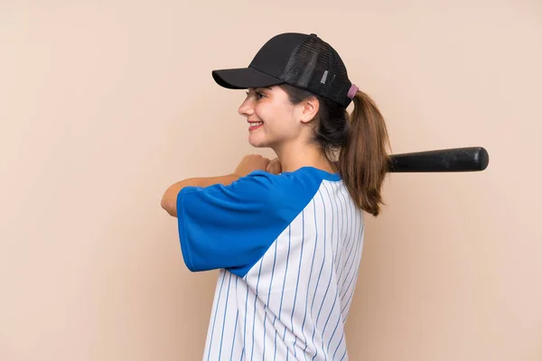 Giovane ragazza che gioca a baseball su sfondo isolato — Foto Stock