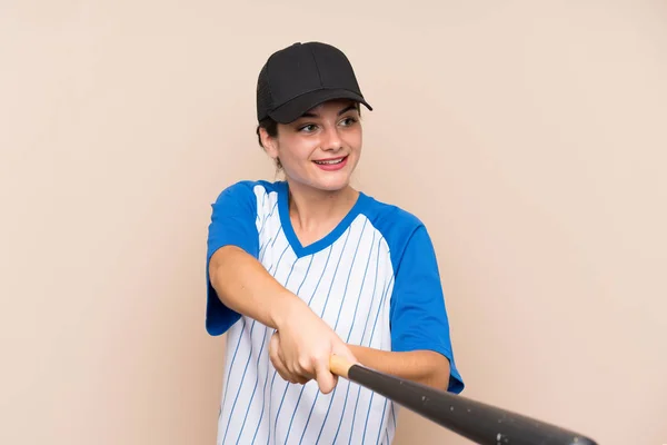 Giovane ragazza che gioca a baseball su sfondo isolato — Foto Stock